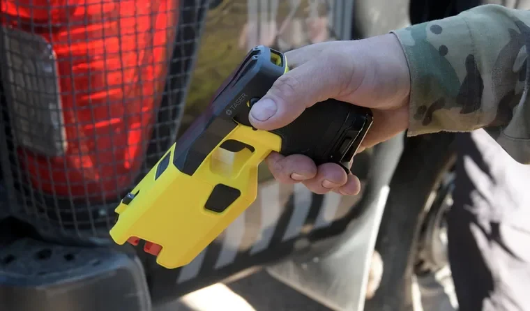 Un hombre se incendió tras una Taser y crece la polémica por su uso